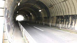 神武寺トンネルが車両通行止めで拡幅工事